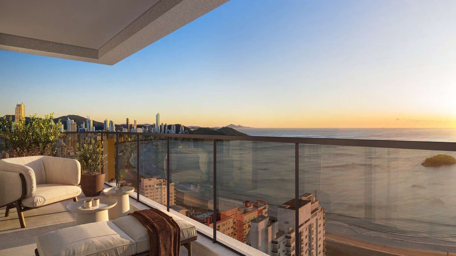 Sacada com vista para o mar ao pôr do sol